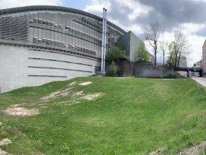 Jabloň ve skleněném tubusu. Pod knihovnou má vyrůst památník policistům, kteří zemřeli ve službě