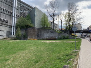 Jabloň ve skleněném tubusu. Pod knihovnou má vyrůst památník policistům, kteří zemřeli ve službě