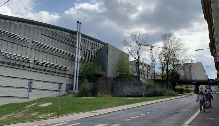 Jabloň ve skleněném tubusu. Pod knihovnou má vyrůst památník policistům, kteří zemřeli ve službě