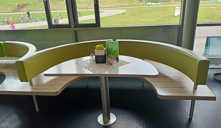 McDonald´s věnoval nábytek bistru ve sportovním areálu ve Vesci