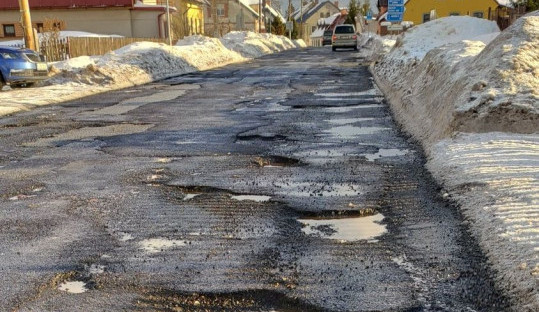 Krajská silnice ve Vysokém nad Jizerou by už v květnu měla být opravena. Je v katastrofálním stavu