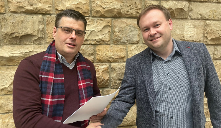 Jakub Vyskočil, šéf skupiny BusLine (vlevo) s Richardem Latislavem, šéfem ZDAR, a.s.