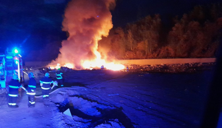 Hasiči likvidovali požár skládky odpadu v Košťálově. Zasahovalo osm jednotek