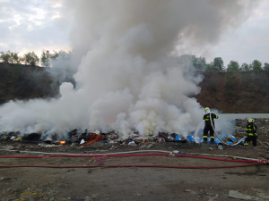 Hasiči likvidovali požár skládky odpadu v Košťálově. Zasahovalo osm jednotek