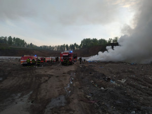 Hasiči likvidovali požár skládky odpadu v Košťálově. Zasahovalo osm jednotek
