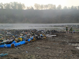 Hasiči likvidovali požár skládky odpadu v Košťálově. Zasahovalo osm jednotek