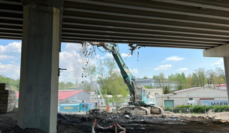 Uzavírka kvůli opravě mostu. V Jablonci nepůjde až do září projet Podhorskou ulicí