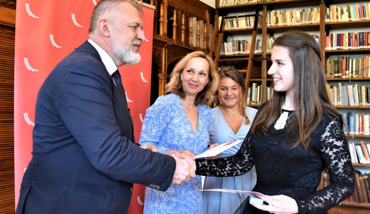 Studenti z Libereckého kraje převzali Cenu vévody z Edinburghu. Za dobrovolnictví i sport