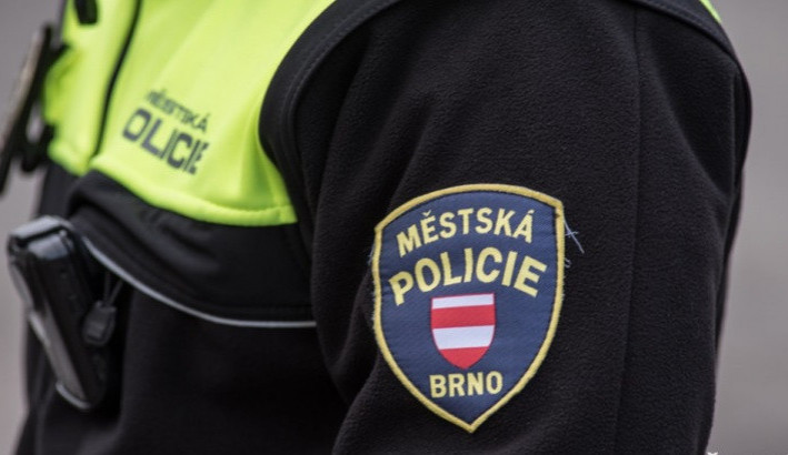 Strážníci v Brně zachránili zkrvavenou ženu s nožem. Sama se pořezala