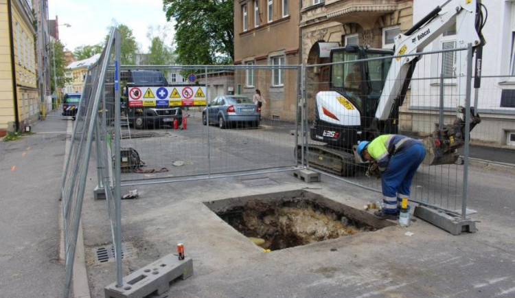 Dopravu v Jablonci zkomplikovala havárie plynu, zpozdit může i přestavbu mostu