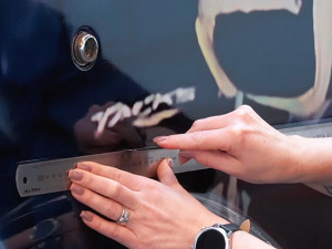 Autobus Bílých Tygrů sklízí chválu. Kdo stojí za vizuálem?