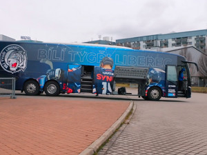 Autobus Bílých Tygrů sklízí chválu. Kdo stojí za vizuálem?