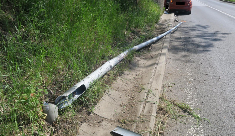 Řidič usnul za volantem, s autem vyjel mimo silnici a havaroval