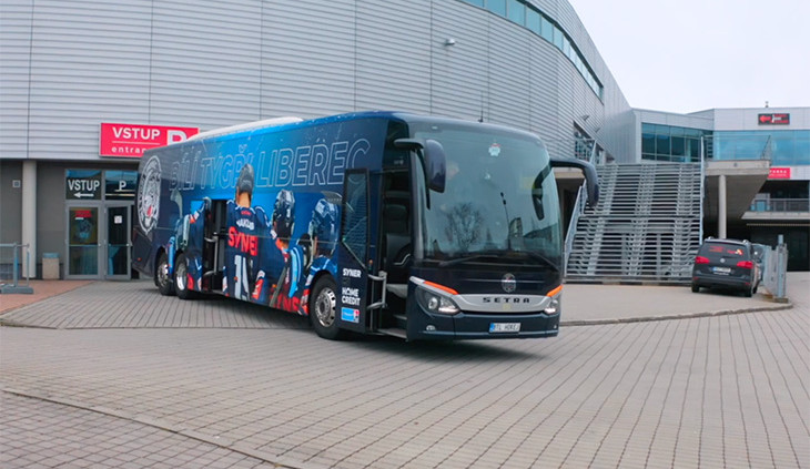 Autobus Bílých Tygrů sklízí chválu. Kdo stojí za vizuálem?