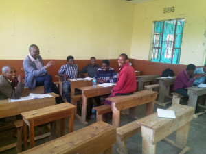 Studenti Project management classes o přestávce probírají svoje projekty