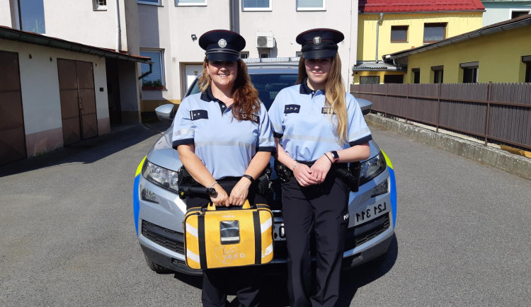 Senior zkolaboval při práci na zahrádce. Život mu zachránila svědkyně a policistky