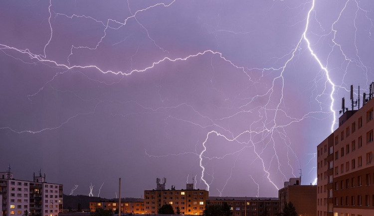 Na Česko se ženou bouřky. V Libereckém kraji budou nejsilnější