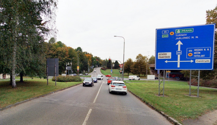 Vytížená křižovatka v Liberci se rozšíří. Úprava má zajistit plynulejší provoz