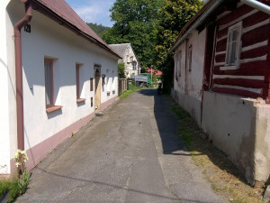 Mezi historickými domky v Železném Brodě se vydláždí cesty. Na stavbu přispěje kraj