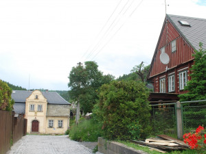 Mezi historickými domky v Železném Brodě se vydláždí cesty. Na stavbu přispěje kraj