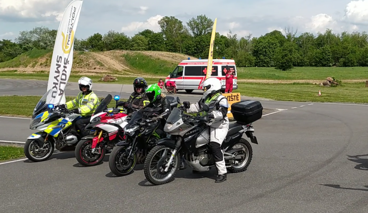 S policisty na kurz bezpečné jízdy