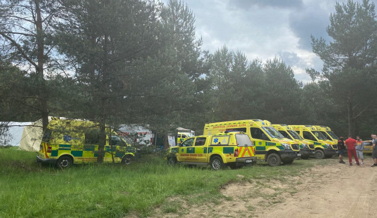 Řidiči záchranné služby v Ralsku zkoušejí, co jejich vozy dokážou. Zkušenosti uplatňují při výjezdech