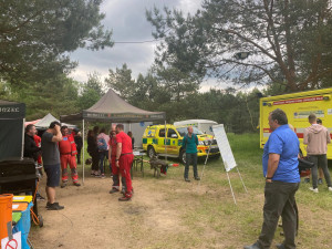 Řidiči záchranné služby v Ralsku zkoušejí, co jejich vozy dokážou. Zkušenosti uplatňují při výjezdech