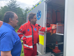 Řidiči záchranné služby v Ralsku zkoušejí, co jejich vozy dokážou. Zkušenosti uplatňují při výjezdech