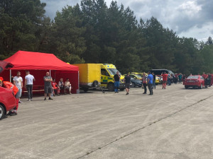 Řidiči záchranné služby v Ralsku zkoušejí, co jejich vozy dokážou. Zkušenosti uplatňují při výjezdech