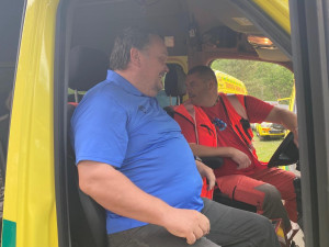 Řidiči záchranné služby v Ralsku zkoušejí, co jejich vozy dokážou. Zkušenosti uplatňují při výjezdech