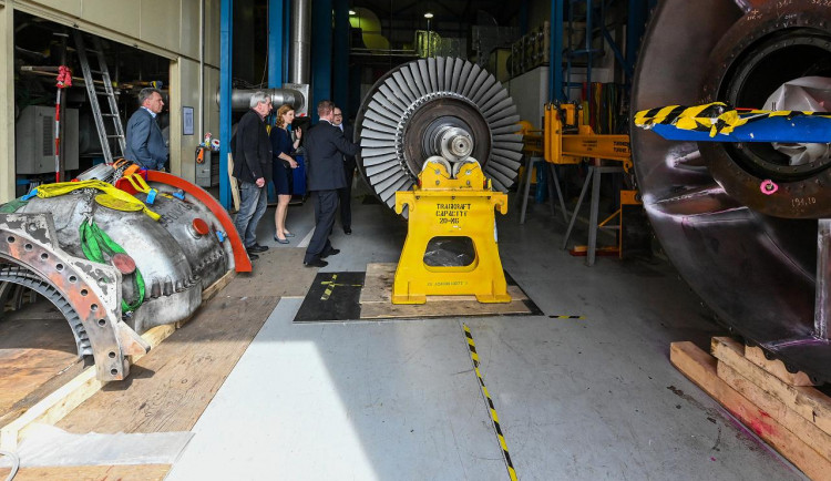 V Brně rozebírají a čistí spalovací turbínu, která lidem vyrábí teplo
