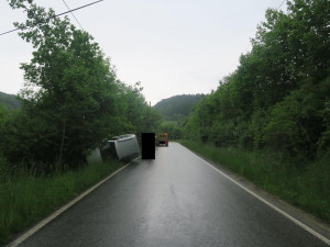 Řidič na Jablonecku usnul za volantem. Auto se převrátilo