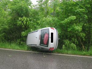 Řidič na Jablonecku usnul za volantem. Auto se převrátilo