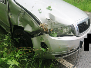 Řidič na Jablonecku usnul za volantem. Auto se převrátilo