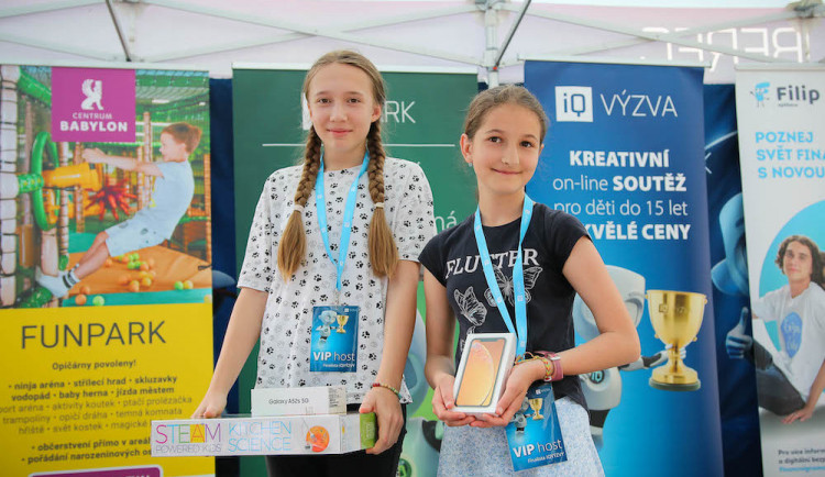 Děti to roztočily v iQVÝZVĚ. Vyráběly kouzelné hůlky i hmyzáky z PET lahví