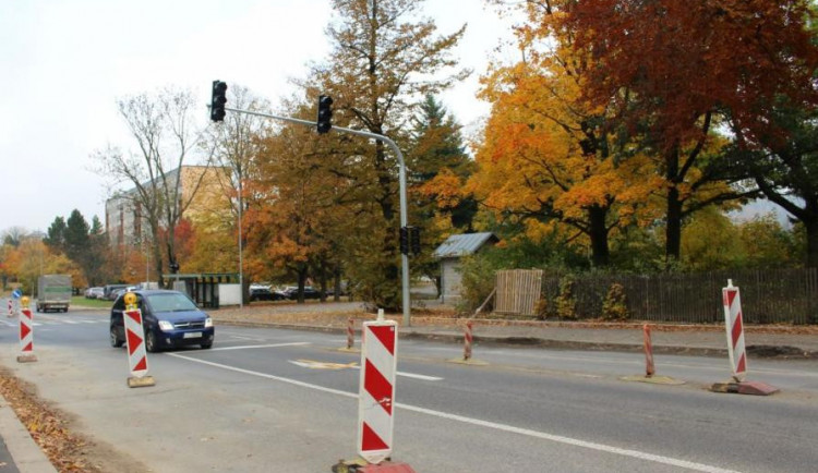 V rušné Palackého ulici v Jablonci se opět pracuje, budou tam cyklopruhy