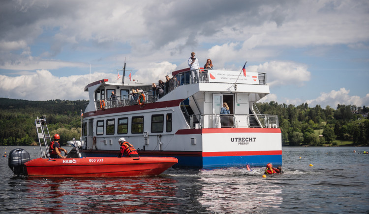 Hořící loď na přehradě. Hasiči v Brně trénovali záchranu pasažérů