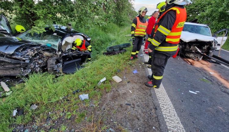 Vážná nehoda v Bohaticích, po čelní srážce zemřel jeden z řidičů