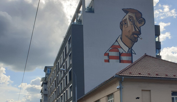 Na lidi u brněnského Bronxu shlíží portrét Václava Havla