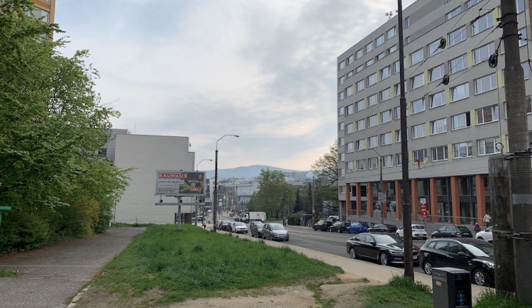 Lidem pod okny paneláku vyroste sedmipatrový dům