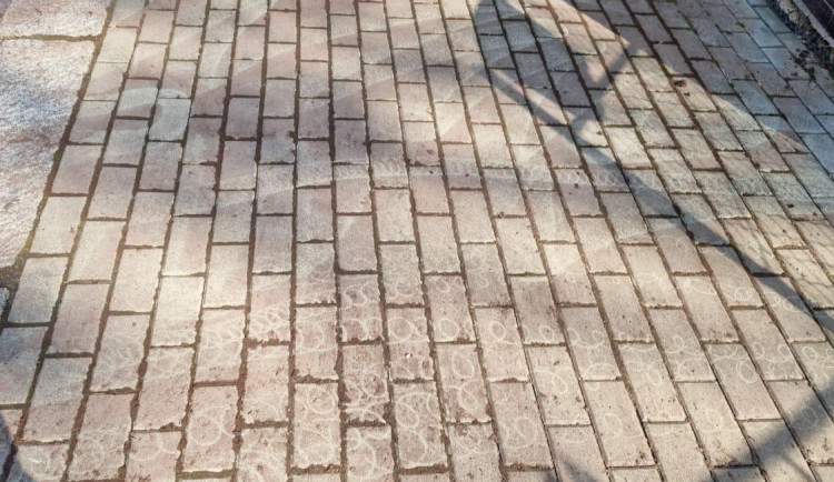 Úlomky v areálu školky po neodborném očištění střechy