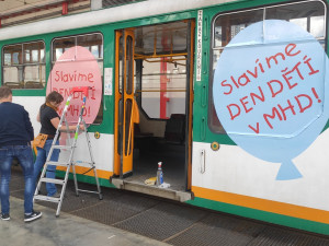 Na Den dětí jezdí v Liberci Sladká balonková tramvaj. Malé cestující čeká překvapení