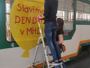Na Den dětí jezdí v Liberci Sladká balonková tramvaj. Malé cestující čeká překvapení