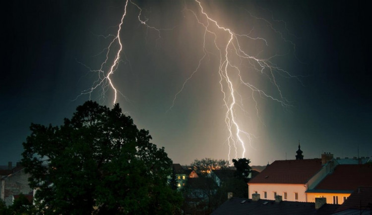 V noci na sobotu hrozí silné bouřky. Zasáhnou i Liberecký kraj