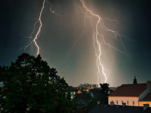 V noci na sobotu hrozí silné bouřky. Zasáhnou i Liberecký kraj