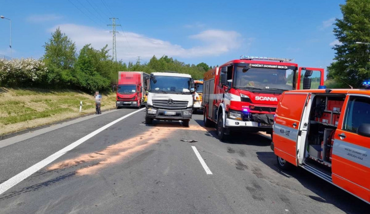 Na průtahu Libercem se srazily dva náklaďáky. Tři lidé se zranili