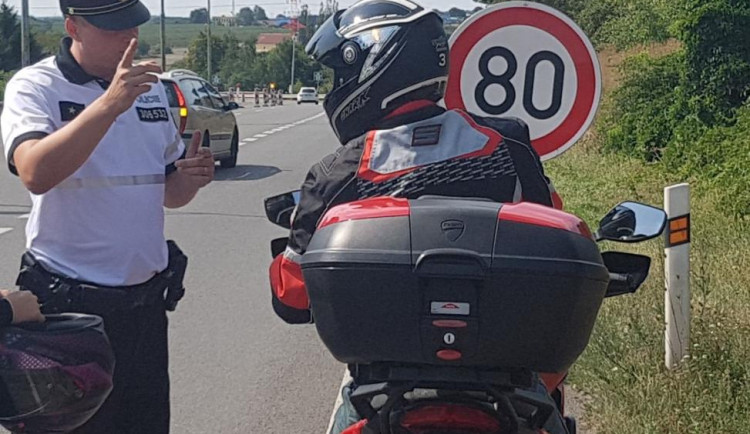 Víkendové počasí vylákalo na silnice motorkáře. Policisté se zaměřili na kontrolu dodržování předpisů