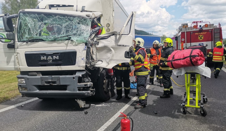 Srážka dvou nákladních aut u Cvikova. Řidiče ze zdeformované kabiny vyprostili hasiči