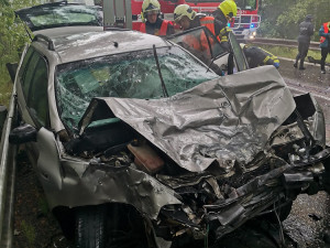 V Brništi na Českolipsku se srazil náklaďák s osobním autem. Řidičku museli vyprošťovat hasiči