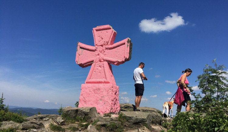 Kříž pod Štěpánkou znovu terčem vandalů. Někdo ho celý natřel na růžovo